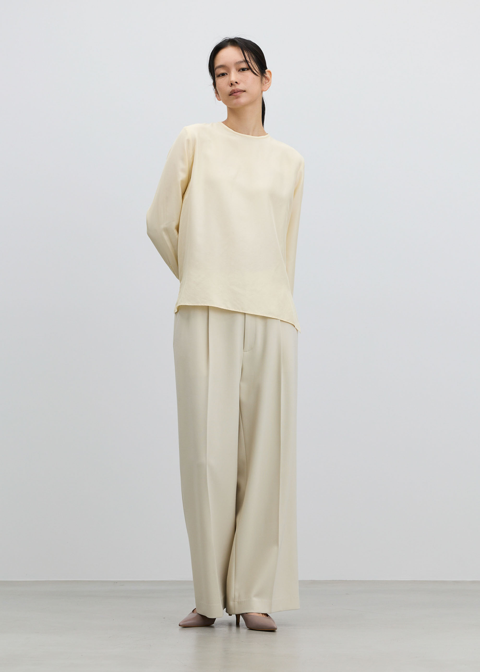 シルククルーネックブラウス - SOÉJU online store｜上質な大人の女性